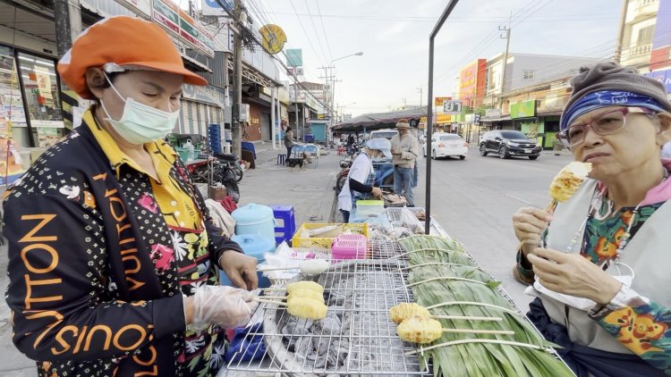 'ข้าวจี่'กินคู่หมูปิ้งขายดี คนอีสานฮิตกินเพิ่มพลังคลายหนาวยามเช้า