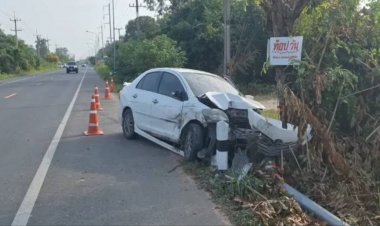 นาทีชีวิต!ครูรีบไปสอนแซงซ้ายรถคันหน้าเลี้ยวพอดีพุ่งชนต้นไม้พังยับ
