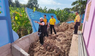 ป.ป.ช. พิจิตร ลุยตรวจสอบงานต่อเติมรั้ว มูลค่ากว่า 8 แสนบาท สร้างเสร็จไม่นาน พังซะแล้ว