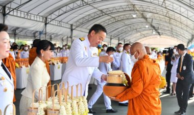 'เศรษฐา-ภริยา'พร้อมคณะรมต.ทำบุญตักบาตรถวายในหลวงร.9