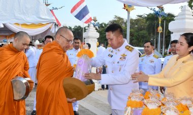 พสกนิกรชลบุรีพร้อมใจทำบุญตักบาตรถวายในหลวง ร.9