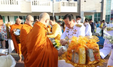 ปทุมธานีทำบุญตักบาตรถวายเป็นพระราชกุศล