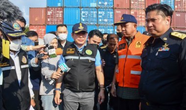 'ธรรมนัส-ผู้ว่าฯชลบุรี'ลุยค้นตู้คอนเทนเนอร์แหลมฉบังสกัดสินค้าเถื่อน