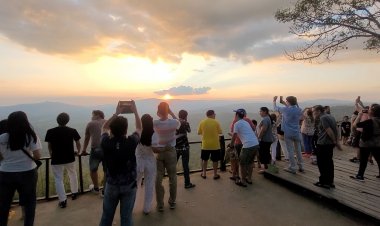 หนีเมืองกรุงฝุ่นคลุ้ง แห่กางเต็นท์รับลมหนาว ชมพระอาทิตย์ผาเก็บตะวัน