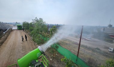 สมุทรปราการบูรณาการภาครัฐ-เอกชนพ่นระอองน้ำลดค่าฝุ่นบนภูเขาขยะ