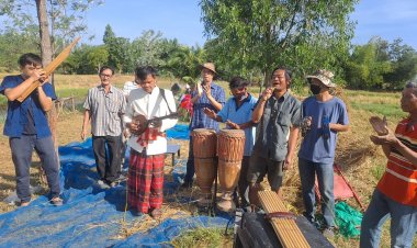 สีสัน!บุญลอมข้าววิถีชาวนาชัยภูมิ นวดข้าวซัดมัดฟางข้าวใส่หลักเป่าปี่ตอซัง