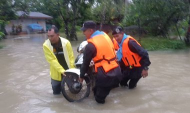 ฝนถล่มจมระแงะ ทหารลงพื้นที่ขนย้ายสิ่งของช่วยเหยื่อน้ำท่วม