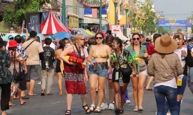 สงกรานต์มรดกโลกดูดต่างชาติทะลักสาดน้ำสนั่นถนนข้าวเหนียวเงินสะพัดขอนแก่น