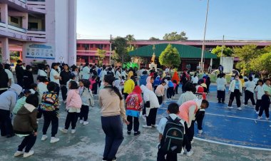 ปราจีนบุรีเย็นสะท้าน!นักเรียนวอร์มอัพอบอุ่นร่างกายก่อนเข้าห้องเรียน