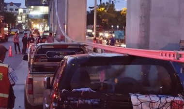 ระทึก!รางเหล็กรถไฟฟ้าสายสีชมพูร่วงหล่นทับรถพังยับ 3 คัน