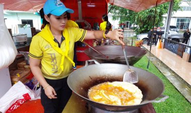 เปิดครัวสนามปรุงอาหารนำไปช่วยชาวบ้านถูกน้ำท่วมหนักในพื้นที่ อ.ระแงะ