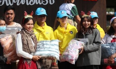 ผบ.ตร.ส่งซานตาคลอส ตำรวจปากช่อง ขนผ้าห่มเป็นของขวัญ มอบไออุ่นให้น้องคลายหนาว เขาใหญ่