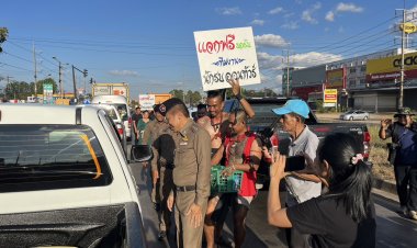 สีสันวันหยุด !ผกก.สภ.ศรีมหาโพธิแจกของ ขนม น้ำดื่มแก่ประชาชนที่สัญจรไปมาบนถนน 304