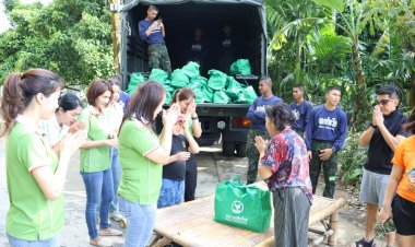 ทหารตบเท้าลงพื้นที่มอบสิ่งของซับน้ำตาชาวนราธิวาสหลังสถานการณ์น้ำท่วมคลี่คลาย