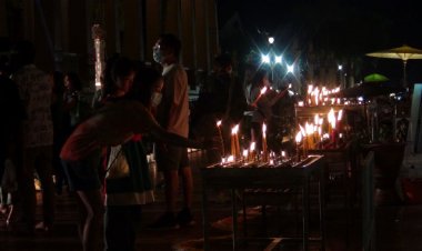 ท่องเที่ยวสายบุญคึกคักแห่สวดมนต์ จุดผางประทีปตีนกา บูชาพระธาตุช้างค้ำ ขอพรส่งท้ายปีเก่า 