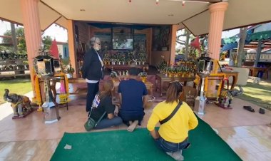 คอหวยแห่จุดธูปขอโชค "ศาลพระเจ้าตาก" หวังได้ "เลขเด็ด" ไปลุ้นรวย