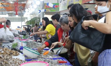 ตลาดรถไฟขอนแก่นแทบแตก คนแห่เลือกซื้อสินค้าเตรียมปาร์ตี้รับปีใหม่คึกคัก