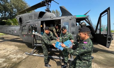 ทหารระดมส่งอาหารและน้ำดื่ม ทางอากาศยาน ให้กับประชาชนประสบภัยอุทกภัยที่สุคิริน