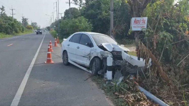 นาทีชีวิต!ครูรีบไปสอนแซงซ้ายรถคันหน้าเลี้ยวพอดีพุ่งชนต้นไม้พังยับ