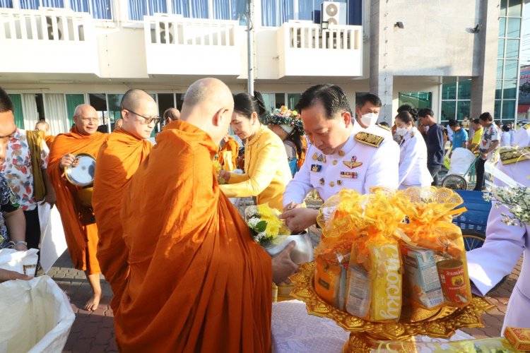 ปทุมธานีทำบุญตักบาตรถวายเป็นพระราชกุศล