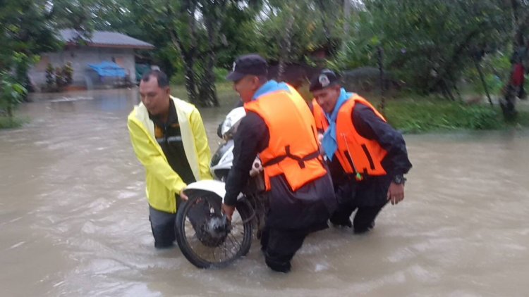 ฝนถล่มจมระแงะ ทหารลงพื้นที่ขนย้ายสิ่งของช่วยเหยื่อน้ำท่วม