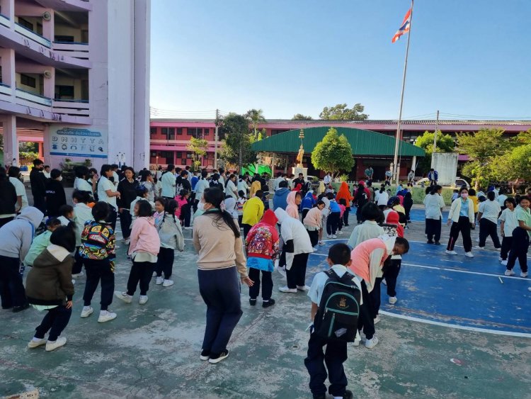 ปราจีนบุรีเย็นสะท้าน!นักเรียนวอร์มอัพอบอุ่นร่างกายก่อนเข้าห้องเรียน