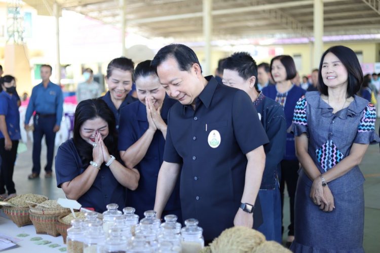 ปทุมธานีจัดคลินิกเกษตรเคลื่อนที่บริการเกษตรกรรวดเร็วและทั่วถึง