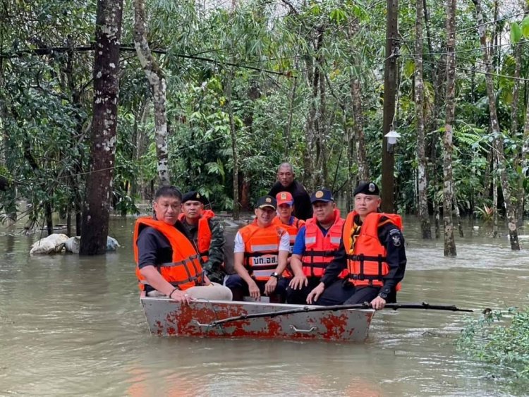 ผู้ว่าฯนราธิวาสลุยน้ำมอบถุงยังชีพพระราชทานเหยื่ออุทกภัยระแงะ