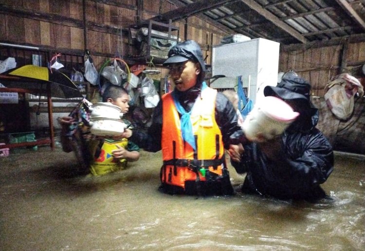 ระแงะอ่วมท่วมฉับพลันเร่งช่วยเหลือผู้ประสบภัย