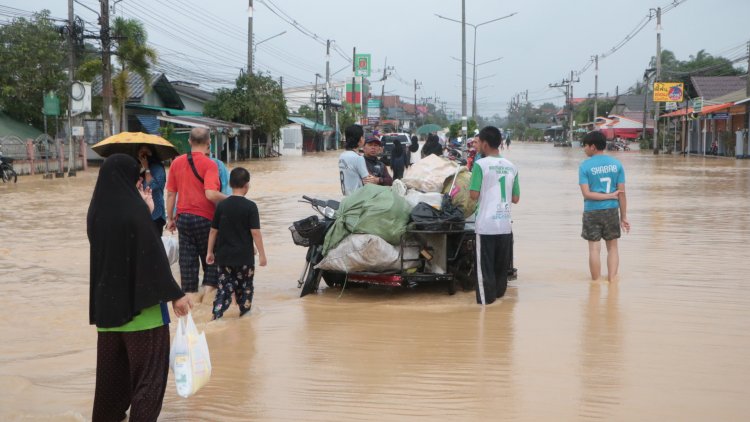 นราธิวาสอ่วม ท่วมหนักรอบ 100 ปี ชาวบ้านเดือดร้อนไร้ที่อยู่ 13 อำเภอ