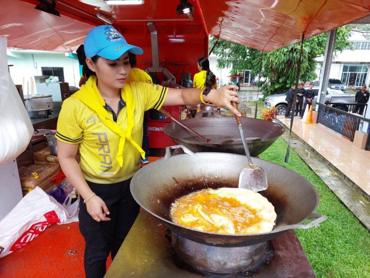 เปิดครัวสนามปรุงอาหารนำไปช่วยชาวบ้านถูกน้ำท่วมหนักในพื้นที่ อ.ระแงะ