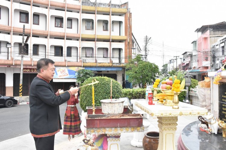 ศรีสะเกษพร้อมใจบวงสรวงสิ่งศักดิ์คู่บ้านคู่เมืองเพื่อเป็นศิริมงคลแก่บ้านเมือง