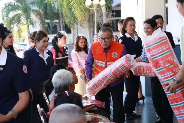 พ่อเมืองอำนาจเจริญ มอบเครื่องกันหนาวให้กับผู้สูงอายุขาดแคลนเครื่องห่มกันหนาว