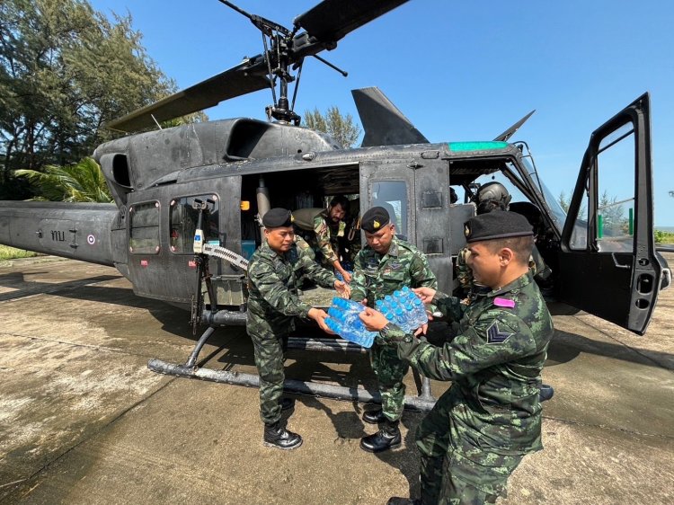 ทหารระดมส่งอาหารและน้ำดื่ม ทางอากาศยาน ให้กับประชาชนประสบภัยอุทกภัยที่สุคิริน