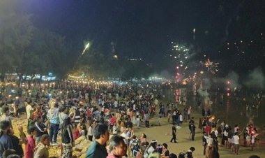 นับหมื่นแห่เคานต์ดาวน์หาดชะอำจุดพลุนับแสนนัด ทิ้งเกลื่อนหาด