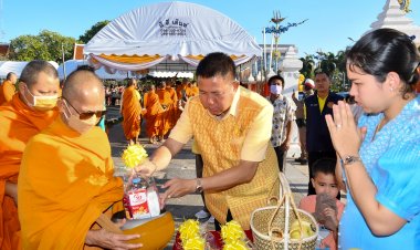 ชาวชลบุรีพร้อมใจทำบุญใส่บาตรเสริมสิริมงคงวันขึ้นปีใหม่ 2567