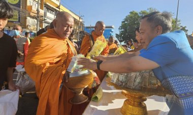 เทศบาลเมืองปราจีนฯทำบุญตักบาตรพระ –สามเณร-แม่ชีกว่า150 รูป รับปีมะโรง-งูใหญ่