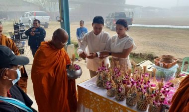 ชาวท่าสองยางพร้อมใจทำบุญตักบาตรเพื่อสิริมงคลชีวิต