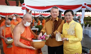 พ่อเมืองตากนำพุทธศาสนิกชนร่วมทำบุญตักบาตรเนื่องในวันขึ้นปีใหม่