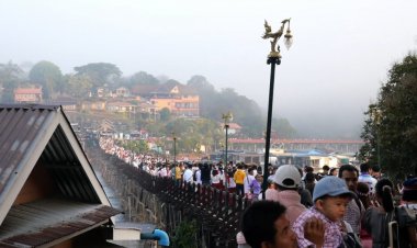 สะพานมอญเนืองแน่นนักท่องเที่ยวแห่ทำบุญตักบาตรรับศักราชใหม่ 2567