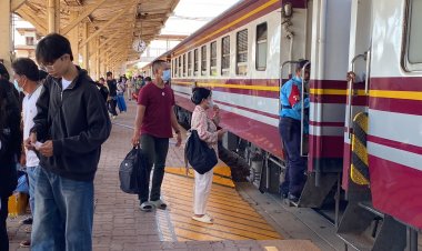 สถานีรถไฟโคราชคนแน่นหลังประชาชนทยอยเดินทางกลับกรุงเทพฯ