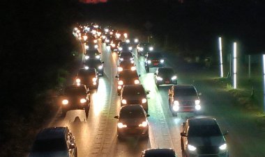 ประชาชนทะลักเดินทางกลับภาคตะวันออกผ่านเส้นถนน 304 ตลอดทั้งคืน