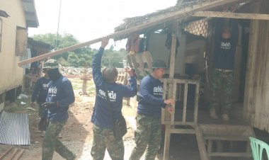 ชุดทหารช่างฯค่ายจุฬาภรณ์เร่งซ่อมแซมบ้านเรือนเหยื่อน้ำท่วมนราธิวาส