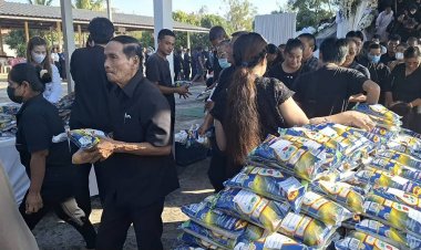 ทำบุญใหญ่แจกข้าวสารงานศพ 1 ตันแทนของชำร่วย