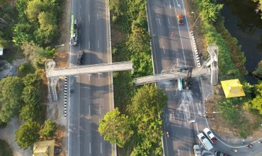 รถเทเลอร์ชนสะพานลอย ร่วงขวางถนนสายเอเชีย ทำจราจรสู่สายเหนือติดหนึบ