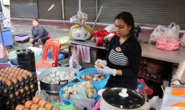 ร้านขายไก่ขอนแก่ยังไม่ขยับราคาหลังผู้ค้ารายใหญ่ขึ้นแผงละ 9 บาท