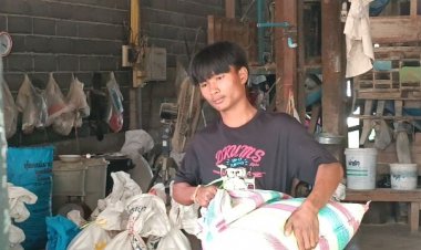 ชีวิตไม่เคยเที่ยววันเด็ก หนุนุ่มน้อยกตัญญู รับจ้างแบกข้าวสารวันละ 200 บาท หาเลี้ยงครอบครัวป่วยพิการ