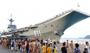 คลื่นเด็กนับหมื่นทะลักชมแสนยานุภาพเรือหลวงจักรีนฤเบศร ฐานทัพเรือสัตหีบ