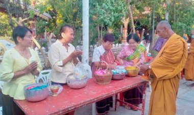 หมู่บ้านสุขใจ นุ่งผ้าไทยใส่บาตรพระสืบสานประเพณีอีสานบ้านเฮา