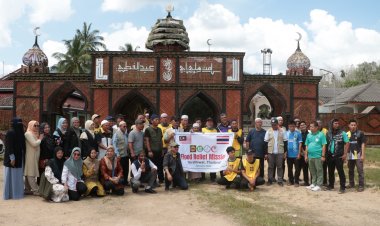 องค์กรภาคประชาสังคมมาเลเซียขับรถข้ามประเทศลุยแจกของช่วยผู้ประสบภัยน้ำท่วมนราฯ